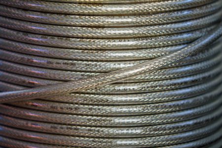 Foto de Cables eléctricos duraderos con envoltura de acero inoxidable en un carrete - Imagen libre de derechos