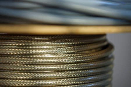 Téléchargez les photos : Câbles électriques durables avec enroulement en gaine inoxydable sur une bobine - en image libre de droit