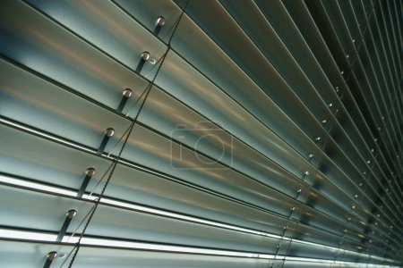 Foto de Taller y oficina de metal horizontal persianas línea detalle sobre fondo. - Imagen libre de derechos