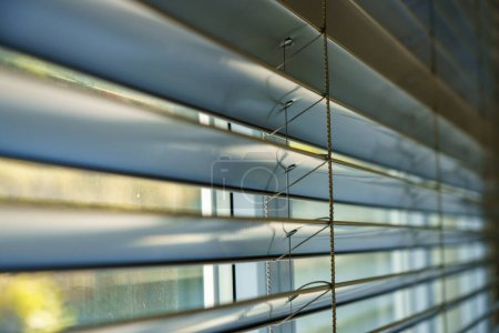 Foto de Taller y oficina de metal horizontal persianas línea detalle sobre fondo. - Imagen libre de derechos