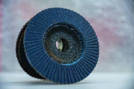Foto de Disco de lijado laminar para lijado manual, detalle azul sobre fondo blanco. - Imagen libre de derechos