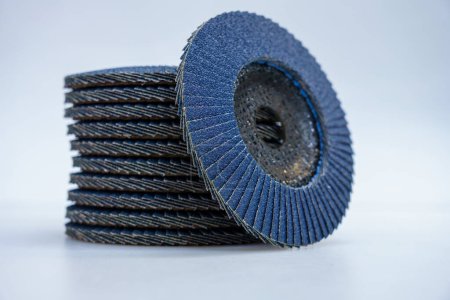 Foto de Disco de lijado laminar para lijado manual, detalle azul sobre fondo blanco. - Imagen libre de derechos