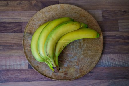 Foto de Plátano amarillo maduro imagen de primer plano sobre fondo de madera. - Imagen libre de derechos