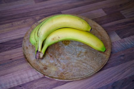 Foto de Plátano amarillo maduro imagen de primer plano sobre fondo de madera. - Imagen libre de derechos