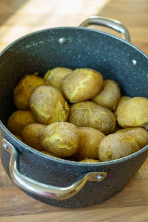 Foto de Patatas hervidas en una olla en la cocina de cerca. - Imagen libre de derechos