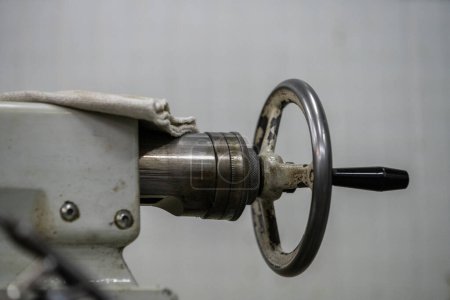 Foto de Antigua máquina de torno en el fondo imagen de primer plano - Imagen libre de derechos