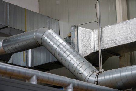 Téléchargez les photos : Tôle industrielle conduit d'air de zinc en acier, équipement de climatisation - en image libre de droit