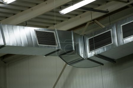 Téléchargez les photos : Tôle industrielle conduit d'air de zinc en acier, équipement de climatisation - en image libre de droit