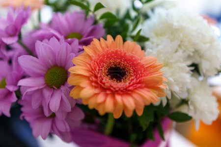 Bouquet d'anniversaire avec des fleurs colorées