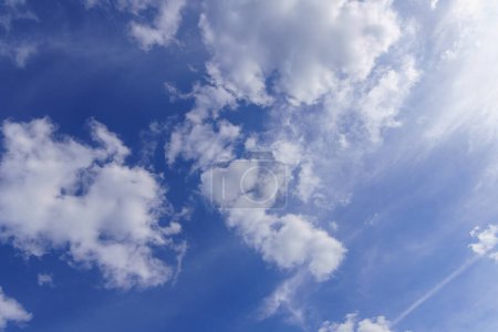 Téléchargez les photos : Ciel bleu avec des nuages blancs en arrière-plan - en image libre de droit