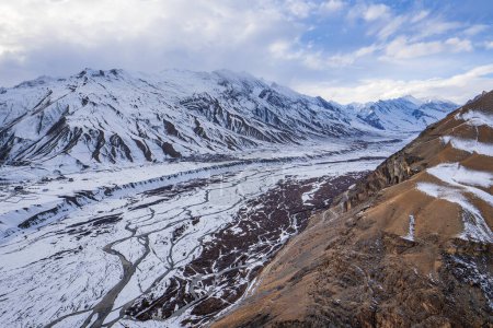 Himalaya schöne ikonische Landschaft Bild der höchsten Berge der Welt durch den Schnee bedeckt, Spiti-Tal, Indien.