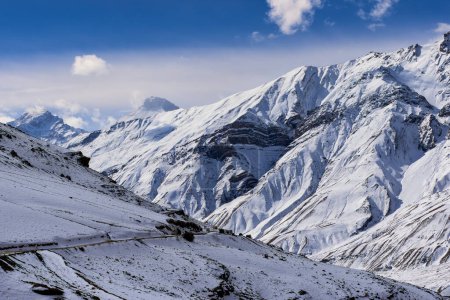 Himalaya belle image de paysage emblématique des plus hautes montagnes du monde couvertes de neige, vallée de Spiti, Inde.