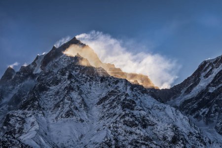 Himalaya schöne ikonische Landschaft Bild der höchsten Berge der Welt durch den Schnee bedeckt, Spiti-Tal, Indien.