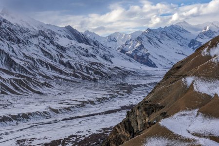 Himalaya belle image de paysage emblématique des plus hautes montagnes du monde couvertes de neige, vallée de Spiti, Inde.