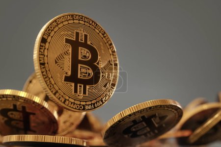 Téléchargez les photos : Gros plan sur les pièces numériques Monnaie Bitcoin crypto-monnaie sur fond gris, concept d'investissement d'actifs et transactions crypto-monnaie avec espace de copie. Rendu 3d. - en image libre de droit