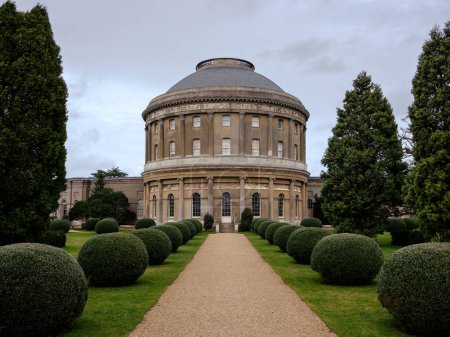 Téléchargez les photos : Ickworth House, Suffolk, Angleterre - 6 févr. 2024 : Rotonde et jardin en hiver - en image libre de droit