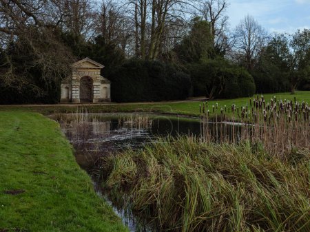Téléchargez les photos : Belton House, lincolnshire - 24 Jan 2024: Belton House mirror pond temple - en image libre de droit
