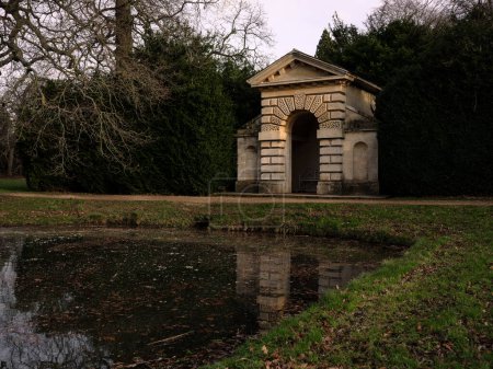 Téléchargez les photos : Belton House, lincolnshire - 24 Jan 2024: Belton House mirror pond temple - en image libre de droit