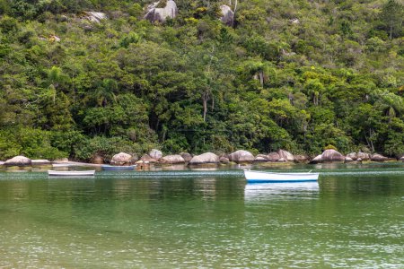 Foto de Barco de pescadores con bosque y rocas en Governador Celso Ramos, Santa Catarina, Brasil - Imagen libre de derechos