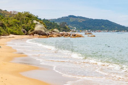 Foto de Playa con arena, piedras y bosque en Governador Celso Ramos, Santa Catarina, Brasil - Imagen libre de derechos