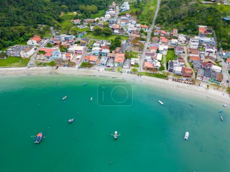 Foto de Vista aérea de barcos pesqueros y pueblo en Governador Celso Ramos, Santa Catarina, Brasil - Imagen libre de derechos