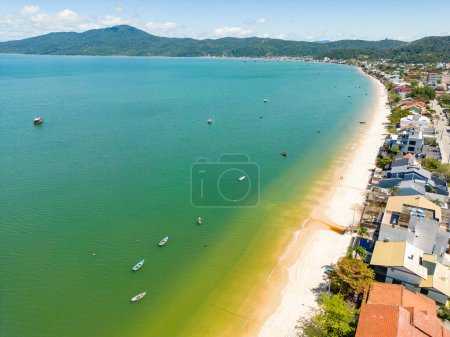 Foto de Vista aérea de la playa con barcos, casas y bosques, Canto Grande, Bombinhas, Santa Catarina, Brasil - Imagen libre de derechos