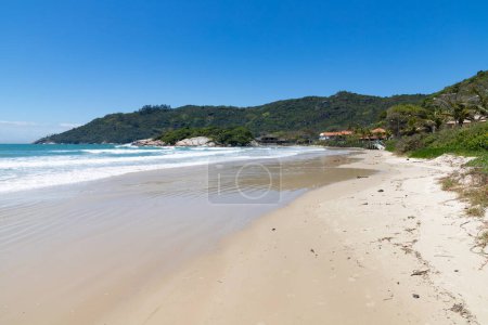 Foto de Playa con olas, rocas, arena y bosque, Canto Grande de fora playa, Bombinhas, Santa Catarina, Brasil - Imagen libre de derechos