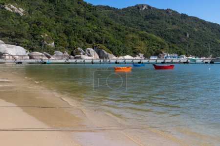 Foto de Pescador Barcos en la playa, Canto Grande playa, Bombinhas, Santa Catarina, Brasil - Imagen libre de derechos