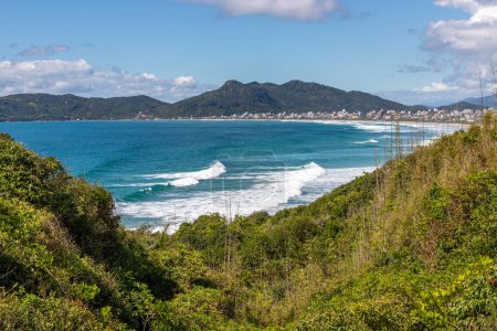 Foto de Vegetación, montañas y playa en Bombinhas, Santa Catarina, Brasil - Imagen libre de derechos