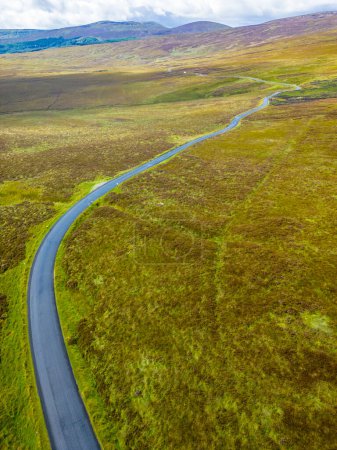 Téléchargez les photos : Vue aérienne de la route, tourbières avec des montagnes en arrière-plan à Sally gap, Wicklow, Irlande - en image libre de droit