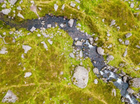 Foto de Vista aérea del pequeño río en Coumshingaun Lough con rocas y vegetación, Waterford, Irlanda - Imagen libre de derechos