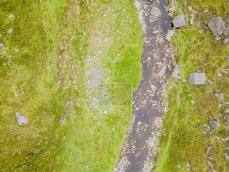 Téléchargez les photos : Vue aérienne de la rivière à Mahon Falls, Mountain Breeze, Comeragh, Waterford, Irlande - en image libre de droit