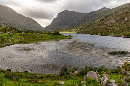 Téléchargez les photos : Lac de Dunloe avec rochers et végétation, Killarney, Kerry, Irlande - en image libre de droit