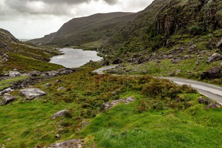 Téléchargez les photos : Route et montagnes à Gap of Dunloe avec rochers et végétation, Killarney, Kerry, Irlande - en image libre de droit