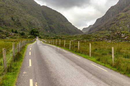 Téléchargez les photos : Route et montagnes à Gap of Dunloe avec rochers et végétation, Killarney, Kerry, Irlande - en image libre de droit