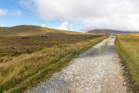 Téléchargez les photos : Route agricole irlandaise autour des tourbières, Keel west, Slievemore, Achill island, Mayo, Irlande - en image libre de droit
