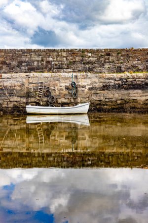 Téléchargez les photos : Bateau dans le port de Mullaghmore, Kilkilloge, Mullaghmore, Co. Sligo, Irlande - en image libre de droit