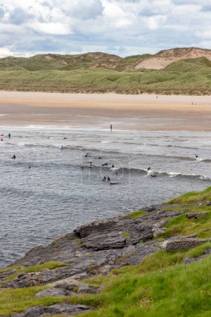 Téléchargez les photos : Surfeurs en Tullan Strand, Bundoran, Donegal, Irlande - en image libre de droit