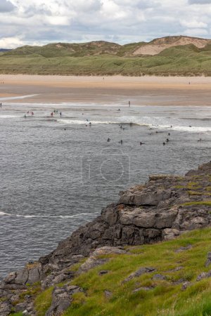 Foto de Surfistas en Tullan Strand, Bundoran, Donegal, Irlanda - Imagen libre de derechos