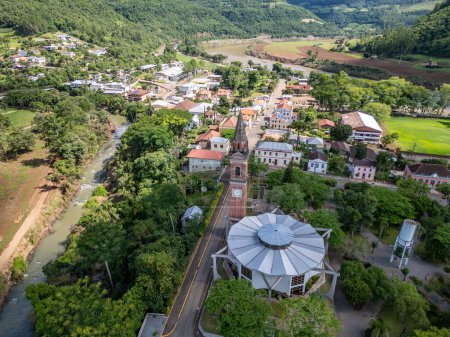 Téléchargez les photos : Vue aérienne du village de Santa Tereza, Rio Grande do Sul, Brésil - en image libre de droit