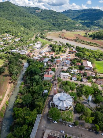 Téléchargez les photos : Vue aérienne du village de Santa Tereza, Rio Grande do Sul, Brésil - en image libre de droit
