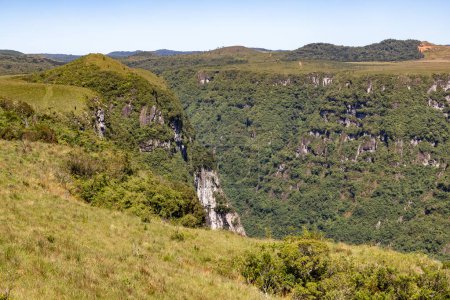 Weg mit Vegetation und Felsen in Fortaleza Canyon, Cambara do Sul, Rio Grande do Sul, Brasilien