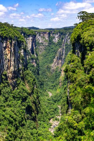 Klippen, Fluss und Wasserfall im Itaimbezinho Canyon, Cambara do Sul, Rio Grande do Sul, Brasilien