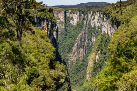 Wasserfall, Wald und Klippen im Itaimbezinho Canyon, Cambara do Sul, Rio Grande do Sul, Brasilien
