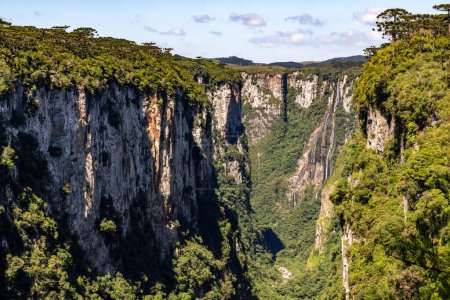 Wasserfall, Wald, Fluss und Klippen im Itaimbezinho Canyon, Cambara do Sul, Rio Grande do Sul, Brasilien