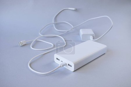 Foto de Banco de energía, batería externa y cable USB, batería móvil universal para dispositivos de recarga - Imagen libre de derechos