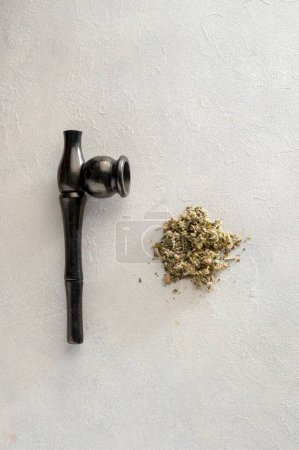Foto de Alternativa libre de tabaco, mezclas de hierbas y flores con pipa de madera humeante, mezclas de hierbas humeantes. Vista superior - Imagen libre de derechos