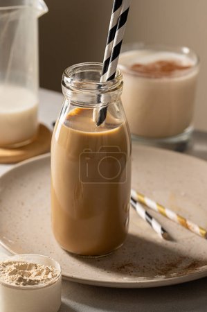 Téléchargez les photos : Boisson protéinée au chocolat milk-shake ou café boisson rafraîchissante, mode de vie lunatique photo. - en image libre de droit