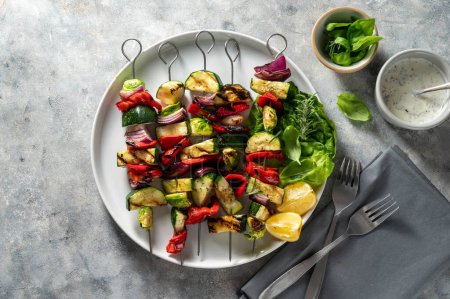 Téléchargez les photos : Kebabs de légumes grillés, brochettes aux courgettes, poivrons, chou bruxelle et oignons rouges - en image libre de droit