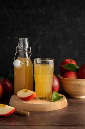 Foto de Bebida de jugo de manzana con manzanas rojas frescas, fondo de madera. Copiar espacio. - Imagen libre de derechos